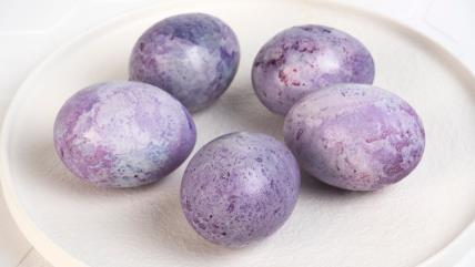 Jaja ofarbana čajem od hibiskusa