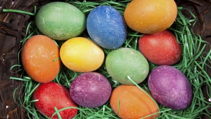 Jaja ofarbana sa solju u korpi sa veštačkom solju