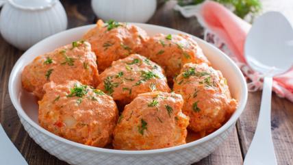 Ruska lenja sarma u obliku ćufti u belom tanjiru