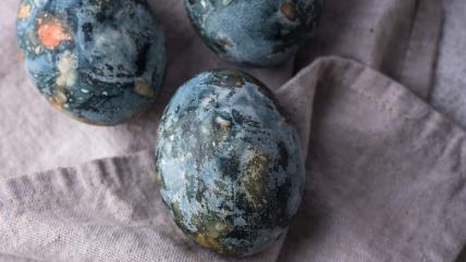 Prirodna mermerna šara na uskršnjim jajima