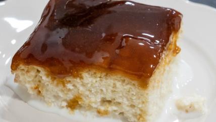 Trileće sa karamel prelivom na belom tanjiru