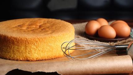 Patišpanj na stolu sa pek papirom, žicom i jajima