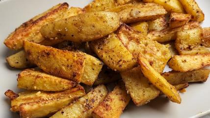 Hrskavi pečeni krompirići na tanjiru