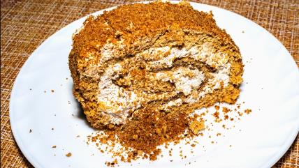 Medovik rolat na belom tanjiru