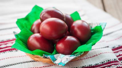 Crvena jaja u korpi na stolu