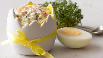 ruska salata za uskrs u činiji u obliku jaja