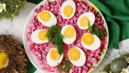 Salata sa cveklom i piletinom sa barenim jajima na stolu za Uskrs