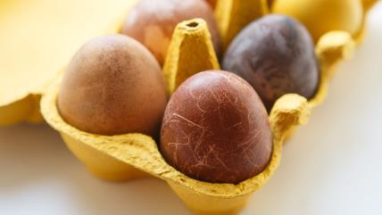 Jaja ofarbana kafom u žutoj kutiji