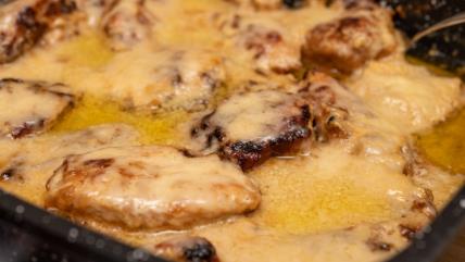 Zapečene šnicle sa slaninom i sirom