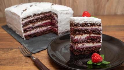 Čokoladna torta sa malinama na stolu