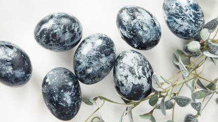 Mermerna  uskršnja jaja ofarbana hibiskusom na beloj pozadini