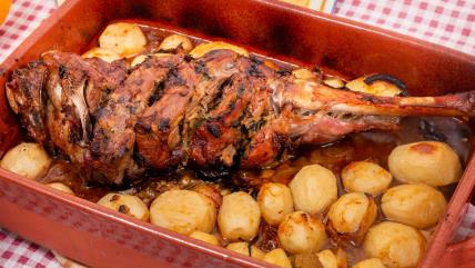 Jagnjeće pečenje sa krompirom iz rerne u plehu na stolu