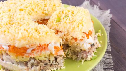 Salata za Uskrs na zelenom tanjiru