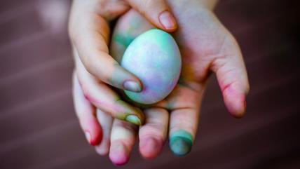 Fleke od farbe za jaja na rukama