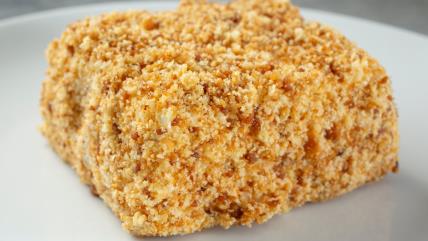 Medovik kocke na belom tanjiru