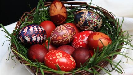 Uskršnja jaja u korpi na stolu