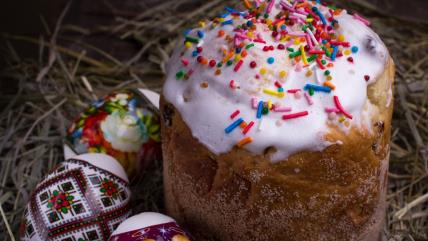 Kulič, ruski uskršnji hleb posut šarenim mrvicama