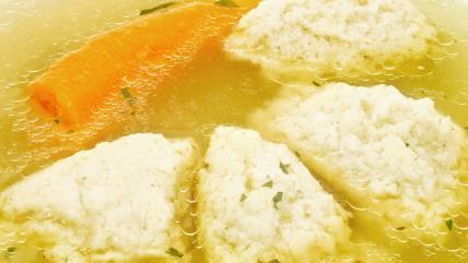 Domaća pileća supa sa knedlama i šargarepom