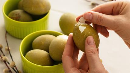 Osoba ljušti uskršnje jaje