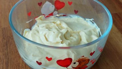 Domaći majonez od kuvanih jaja u staklenoj činiji