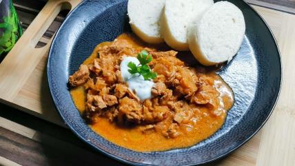 Sekelji ili Segedinski gulaš u tanjiru na stolu