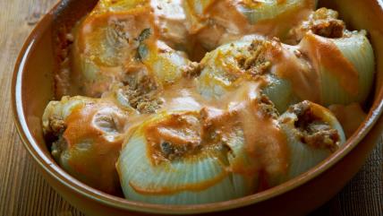 Sogan dolma, punjeni luk u zemljanoj posudi