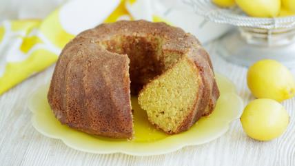 Starinski kuglof sa limunom na žutom tanjiru na stolu