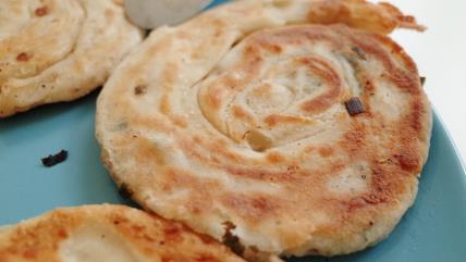 Hrskave pitice sa mladim lukom