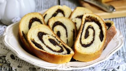 Ukrajinska štrudla sa makom na belom tanjiru na stolu