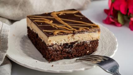 Ekstra čokoladne ledene kocke na belom tanjiru sa viljuškom