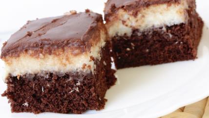 Kokos kocke sa čokoladom na tanjiru