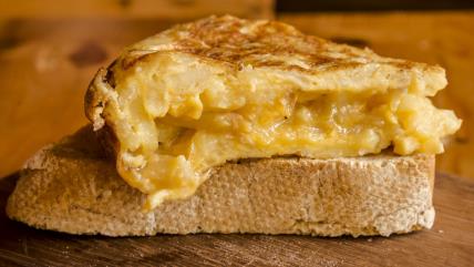 Viralna fritata sa krompirom na parčetu hleba