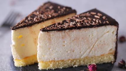 Ptičije mleko torta na tanjiru