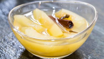 Kompot od jabuka u staklenoj činji