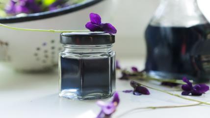 Sirup od ljubičica u teglici na stolu