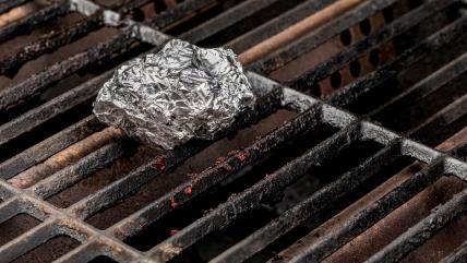 Čišćenje roštilja aluminijumskom folijom