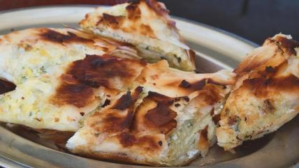 Zeljanica na metalnom tanjiru