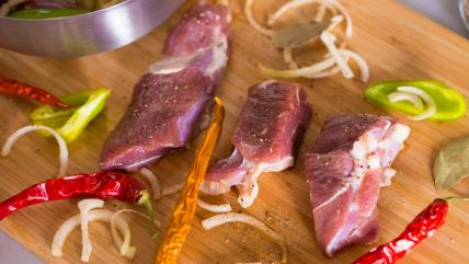 Sirovo meso i začini na dasci