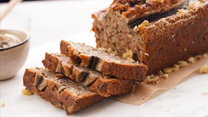 Banana hleb sa orasima i čokoladom na pek papiru