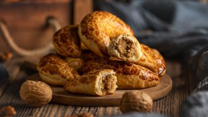 Domaće pajgle sa orasima na dasci