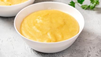 Palenta u beloj činiji na stolu