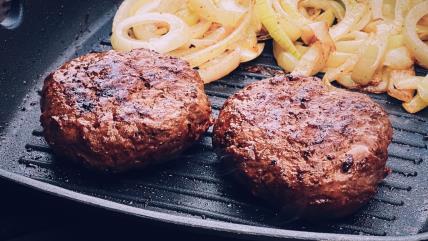 Pljeskavice i luk na gril tiganju