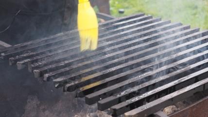 Podmazivanje roštilja uljem na četkici