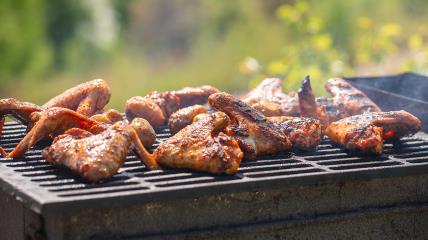 Kako da ispečete pileća krilca u marinadi na roštilju.