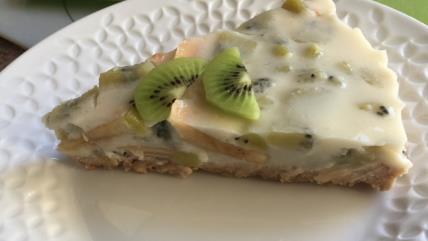 Jogurt torta sa keksom i voćem na belom tanjiru