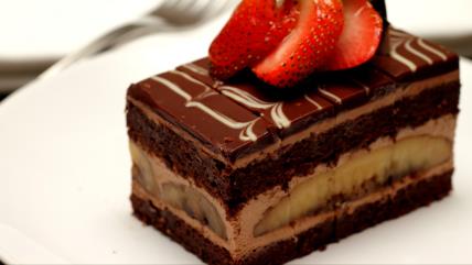 Majmunske kocke, čokoladni kolač sa bananama na belom tanjiru