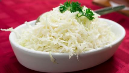 Kupus salata u činiji na stolu