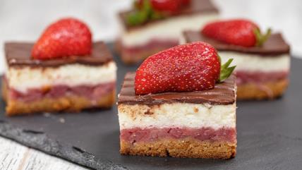 Kapri kolač sa jagodama na tanjiru