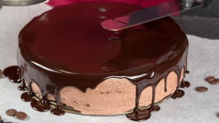 Premazivanje torte čokoladnom glazurom