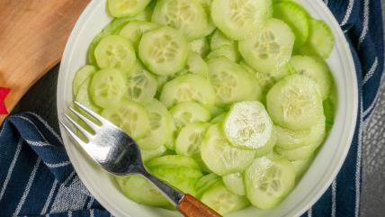 Kafanska salata od krastavaca u činiji sa viljuškom